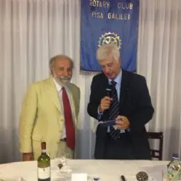 Il Presidente consegna la medaglia al Prof. Martino